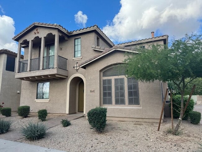 Building Photo - Gated Phoenix Gem with Community Pool and Spacious Kitchen