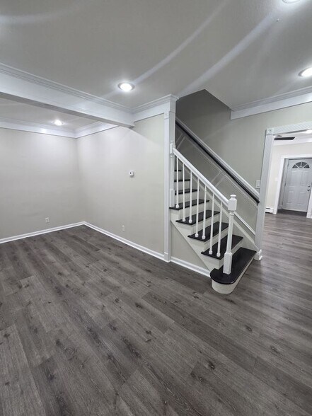 Building Photo - 537 Harrington St