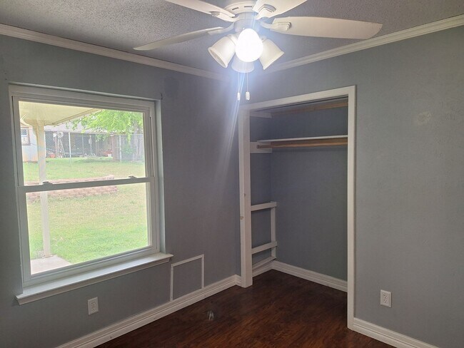 Building Photo - 3BR/2BA Home with Private Yard in Crowley