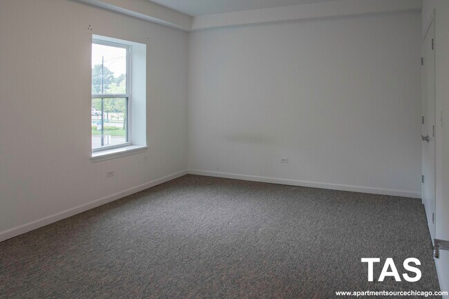 Building Photo - 1544 W Glenlake Ave