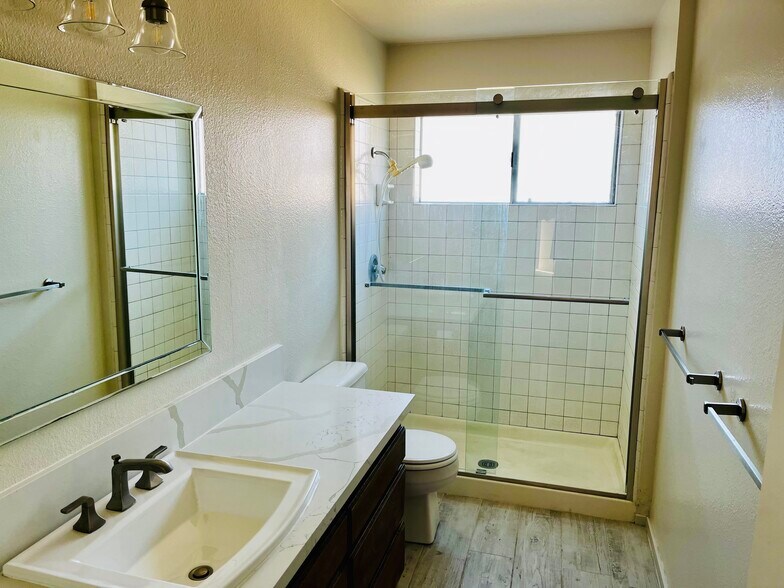 Upstairs bath - 1731 Harriman Ln