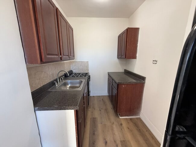 Building Photo - 6930 N Greenview Ave