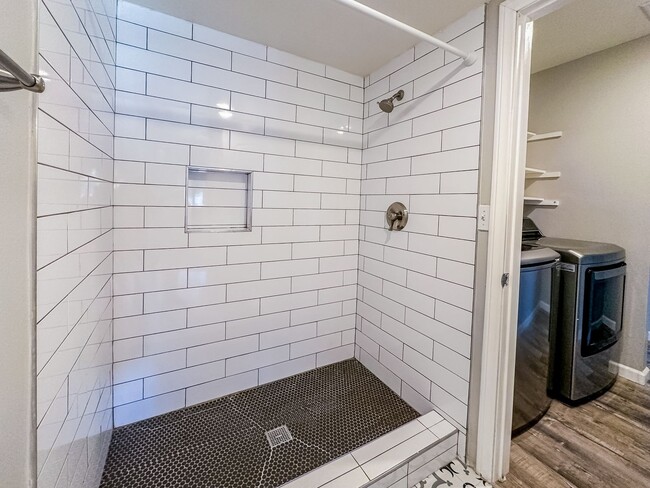Building Photo - Completely Renovated 3+ Bed, 2 Bath Tierra...