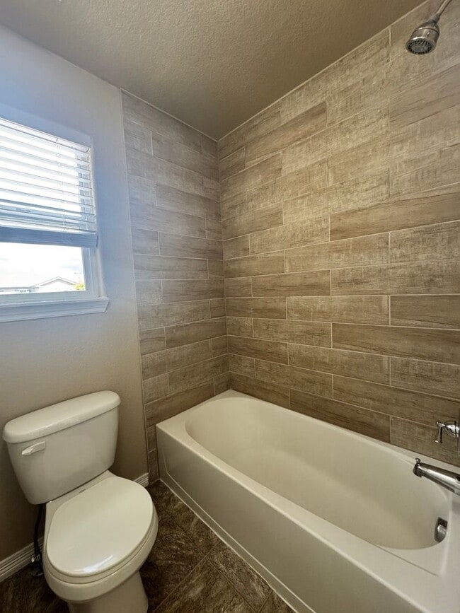 Building Photo - 3 Bedroom in Sierra Springs