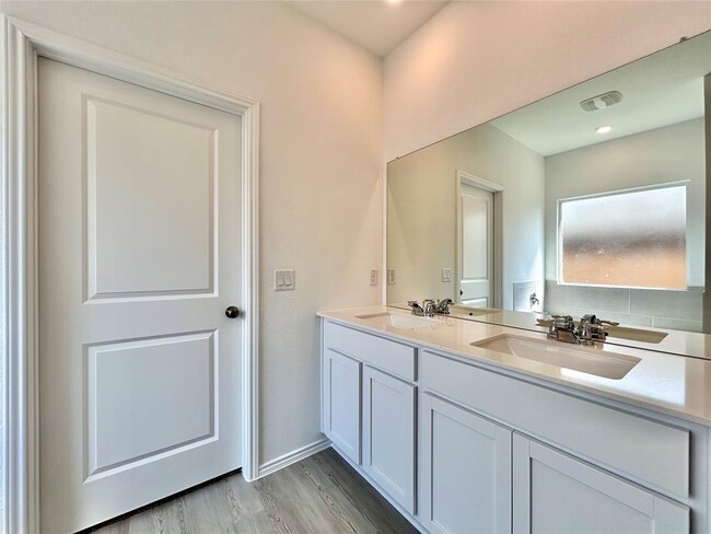 Building Photo - 519 Vantage Dr