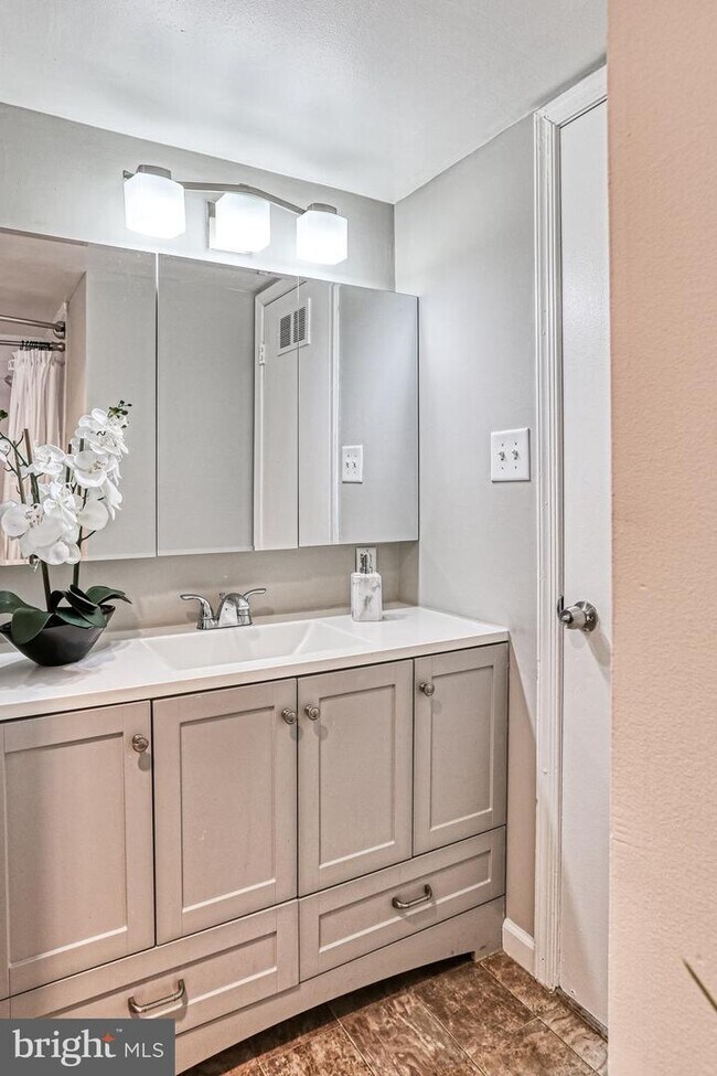 Building Photo - 3322 Hewitt Ave