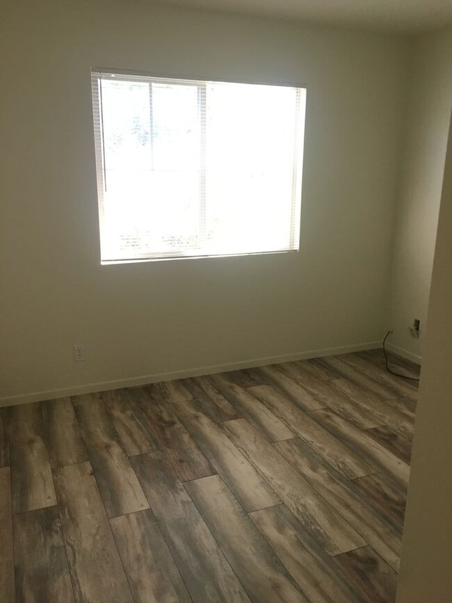 Building Photo - Three Bedroom Townhouse Style Apartment wi...