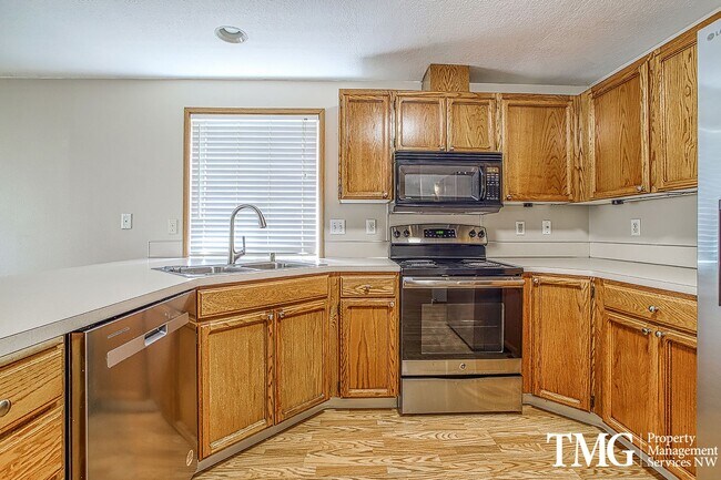 Building Photo - Large Ranch-style home with 3 Bed 2 Bath i...