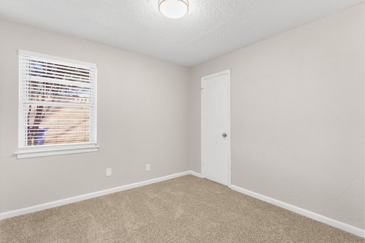 Building Photo - 714 Pleasant Valley Rd