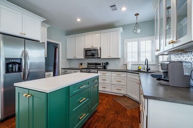 Building Photo - 2096 Fairport Way