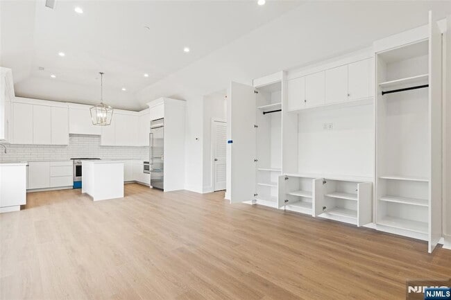 Building Photo - 445 Ramapo Valley Rd