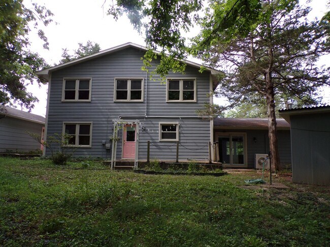 Building Photo - Unique 2 Bed 2.5 Bath Country Home!