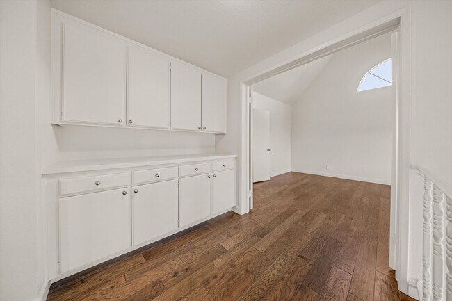 Building Photo - Large Renovated 3bed x 2.5bath Townhouse with Private Patio & 2-Car Garage