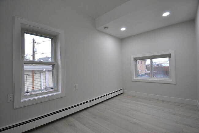 Building Photo - 15 Avalon St