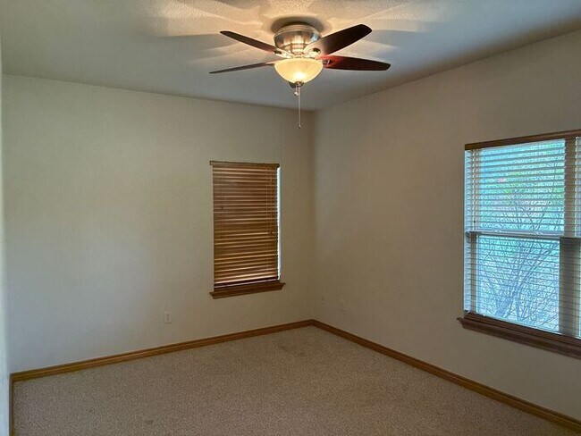 Building Photo - 5BR/3BA w/ Fenced Yard + Covered Parking in Seguin, TX