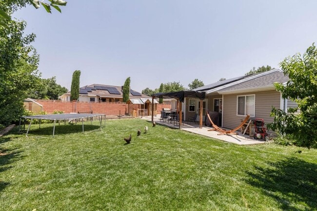 Building Photo - Charming 3 Bed, 2 Bath Home in Quiet Cul-d...