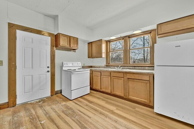 Building Photo - 1261 E 123rd St