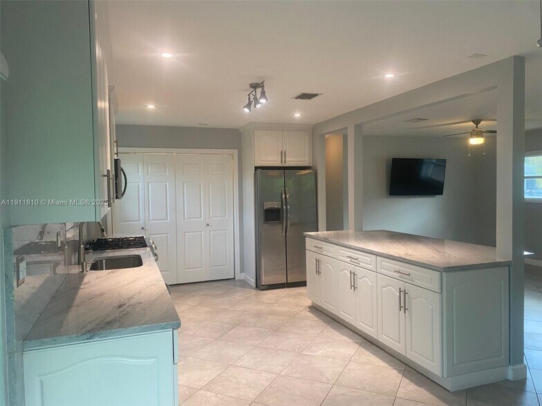 Building Photo - 6255 SW 62nd Ct