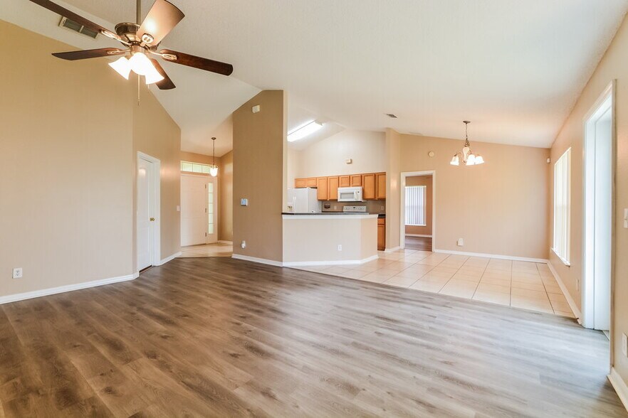 Building Photo - 645 Winding Lake Dr