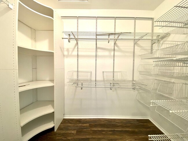 Building Photo - 3 bedroom w/ attached Garage!