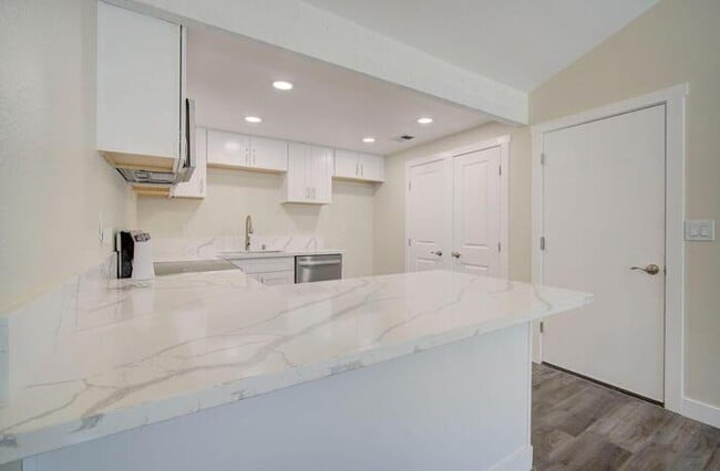 Building Photo - Beautiful fully remodeled 3-bedroom 2 bath...