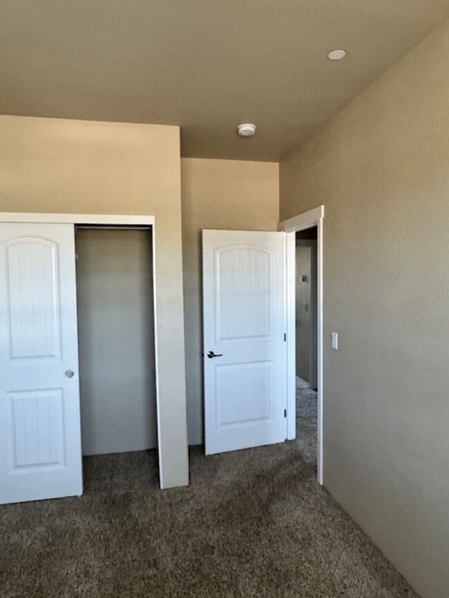 Building Photo - 3 LEVEL CONDO W/ UPGRADES, GARAGE/ FENCED ...