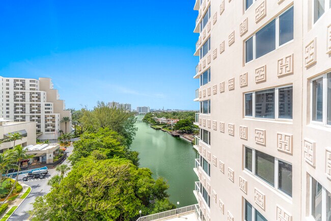 Building Photo - 3000 Holiday Dr