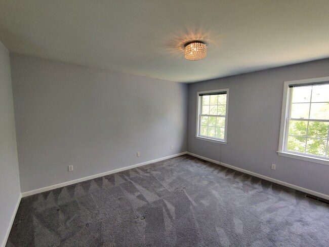 Building Photo - Lovely 4BD / 2 Bath High Ranch