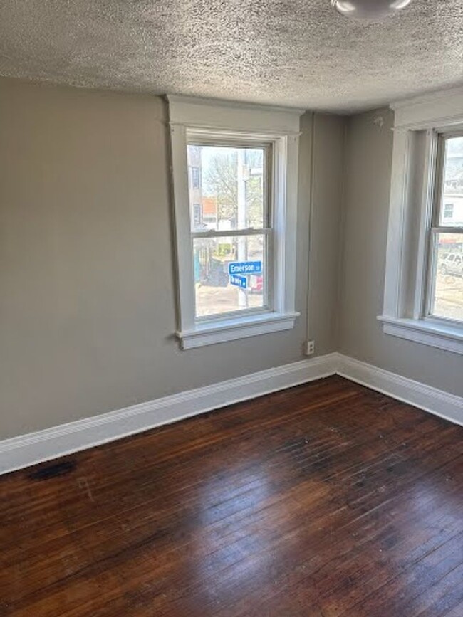 Building Photo - Ready to move in 2 bedroom apartment