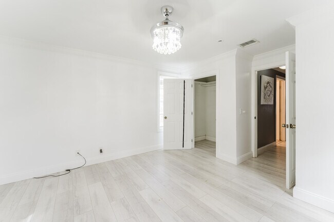 Building Photo - 700 E Palmetto Park Rd