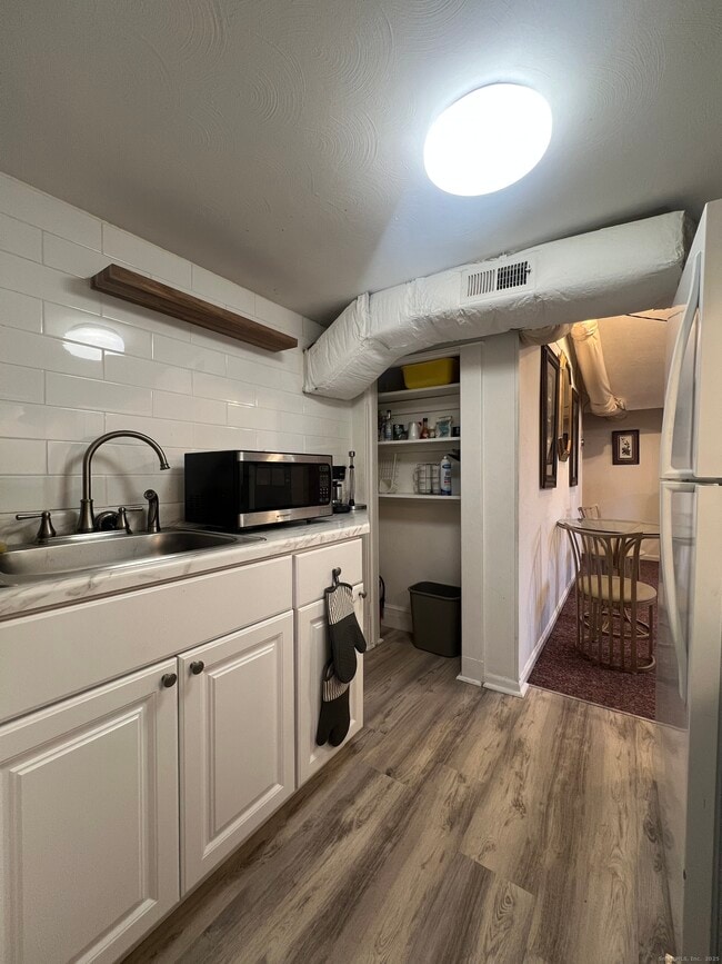 Building Photo - 466 Derby Ave