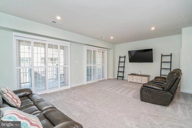 Building Photo - 5950 Etterbeek St