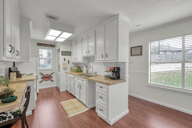 Building Photo - 3900 Aspen Dr
