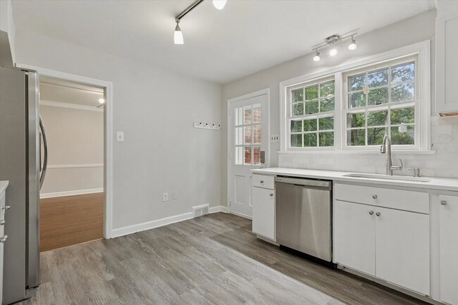 Building Photo - 6 Bedroom/3 Bathroom Available in Wayne!