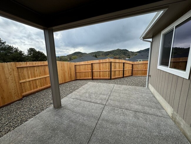 Building Photo - Green Area 3-Bedroom, 2-Bath Duplex with Garage