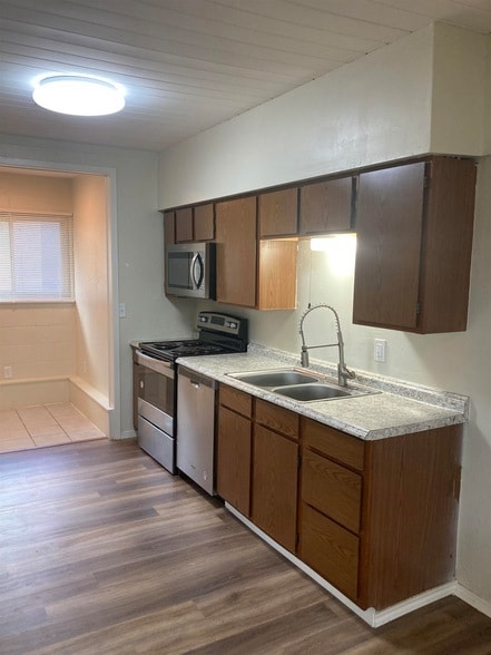 Building Photo - 1635 River Oaks Dr