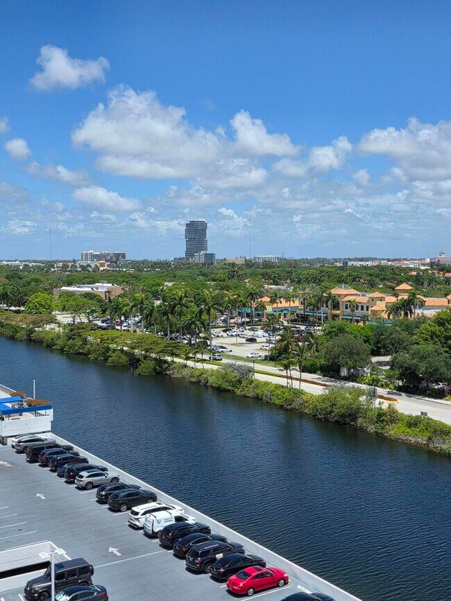 Building Photo - 3701 N Country Club Dr