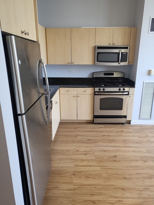 Building Photo - 235 W Van Buren St