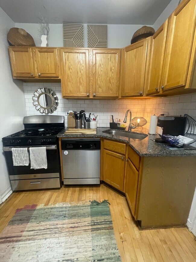 Building Photo - 3915 N Southport Ave