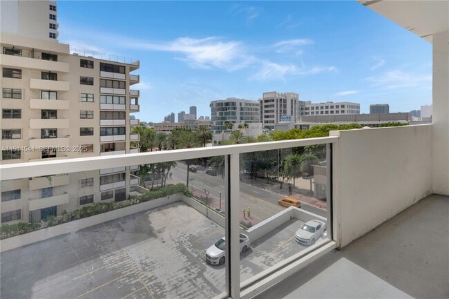 Building Photo - 100 Lincoln Rd