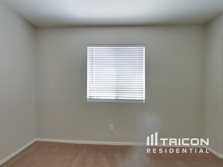 Building Photo - 12927 W Port Royale Ln