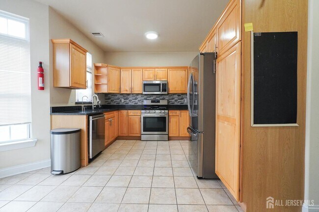 Building Photo - 456 Hancock St