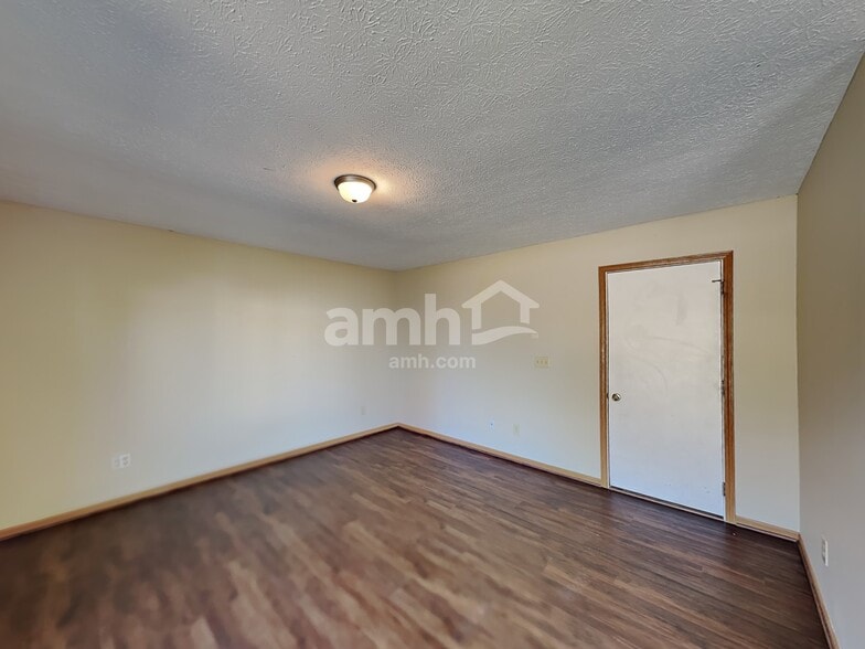 Building Photo - 1064 Amherst Blvd