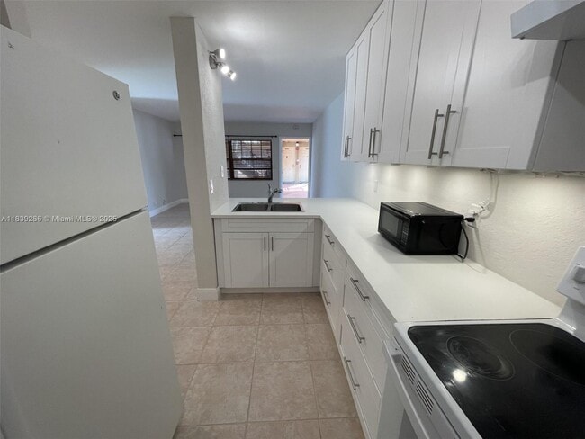 Building Photo - 2624 Riverside Dr