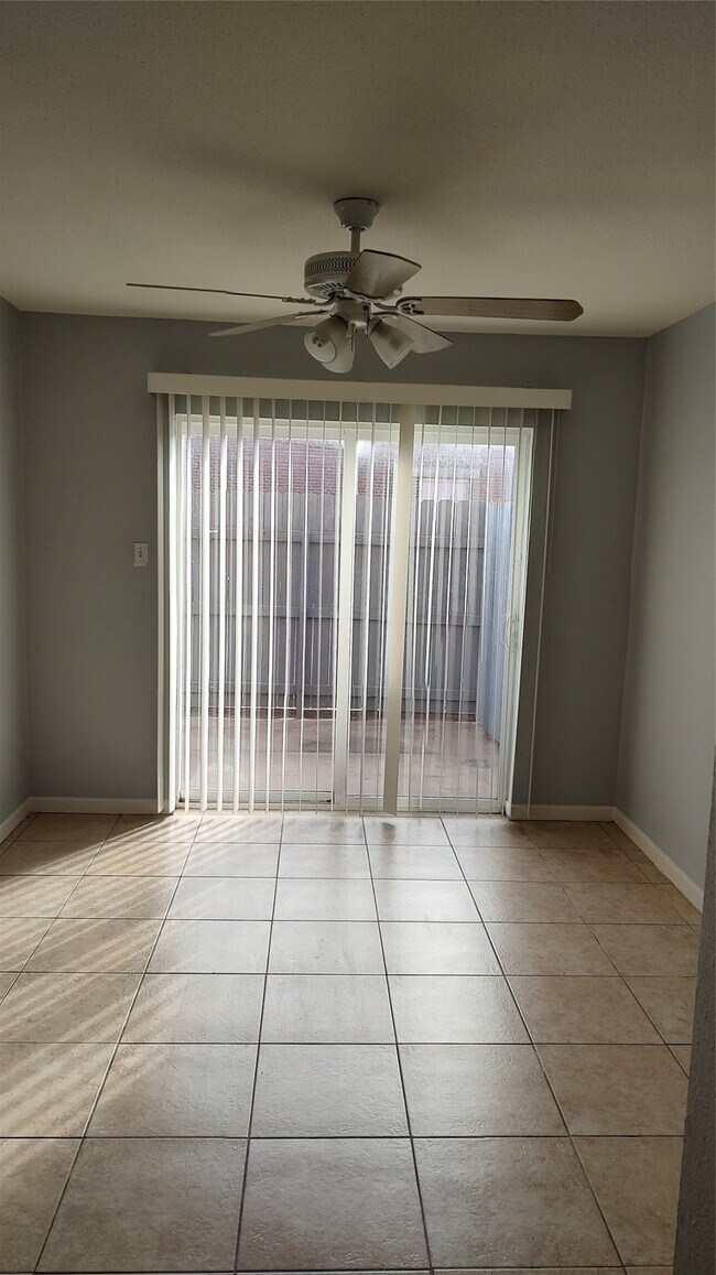 Building Photo - 4513 1/2 Bernardo De Galvez Ave