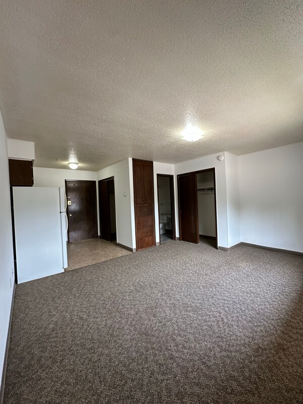 Building Photo - 320 Oak Ave N
