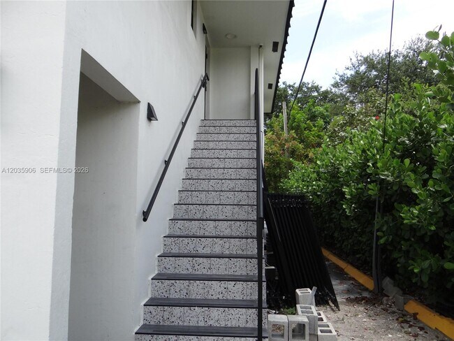 Building Photo - 5980 SW 40th Ave