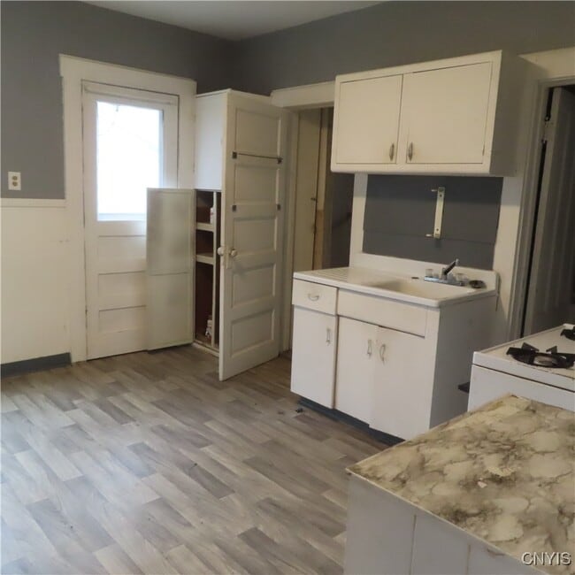 Building Photo - 540 Teall Ave