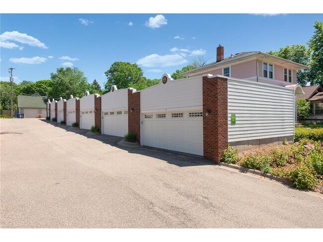 Building Photo - 2040 Como Ave