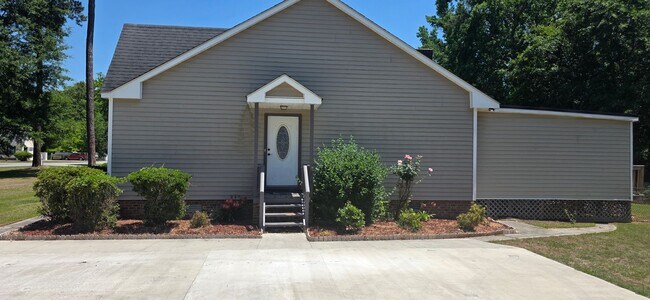 Building Photo - Nice Home with Many Amenities